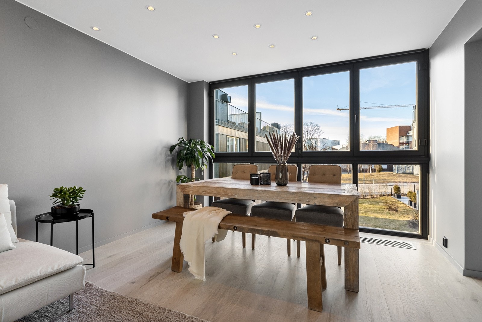 Med vinduer fra gulv til tak har man upåklagelige lysforhold. Hele den øverste rekken av vinduer kan åpnes fra vegg til vegg. Galleribilde