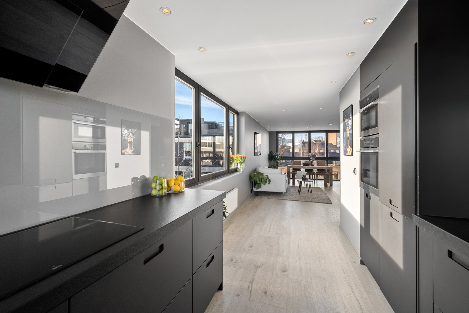 Det store gjennomgående rommet slipper inn rikelig med lys fra alle kanter. Galleribilde