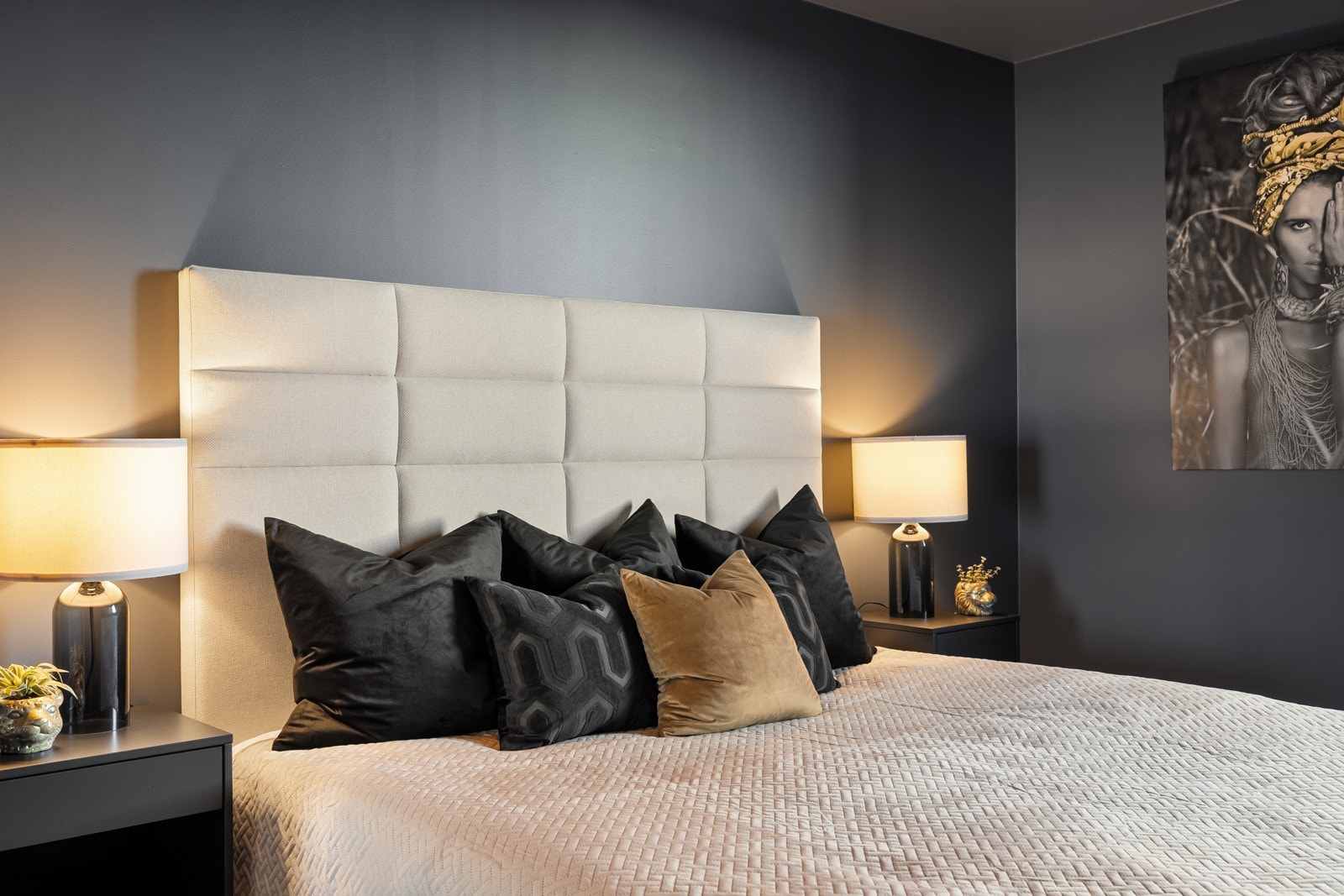 Rommets størrelse gir naturlig plass til dobbeltseng og tilhørende nattbord. Galleribilde