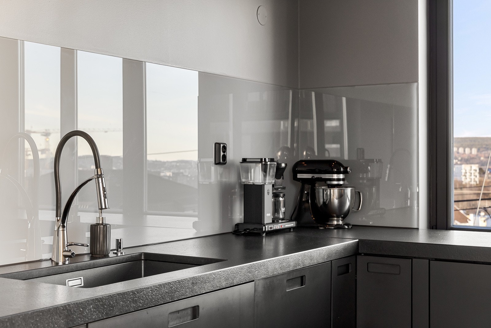 Kjøkkenet har møbelsnekrede fronter og benkeplate av granitt. Galleribilde