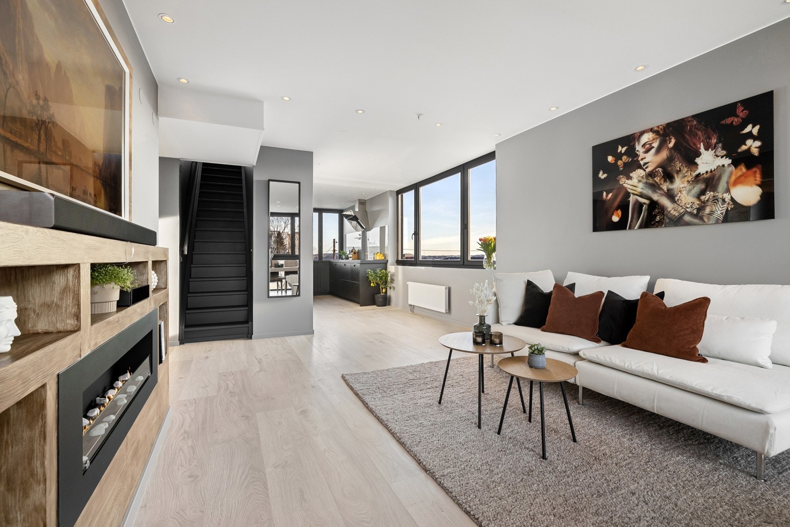 Den gode romløsningen gir plass til sofagruppe, mediamøblement og spisebord. Galleribilde