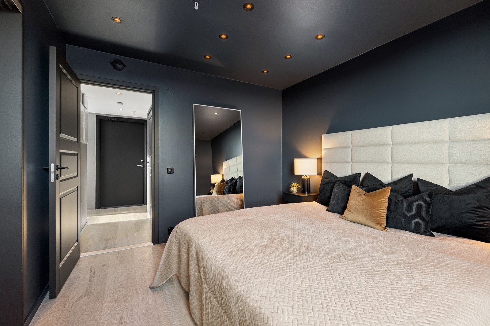 Hovedsoverommet ligger vegg i vegg med baderommet. Galleribilde