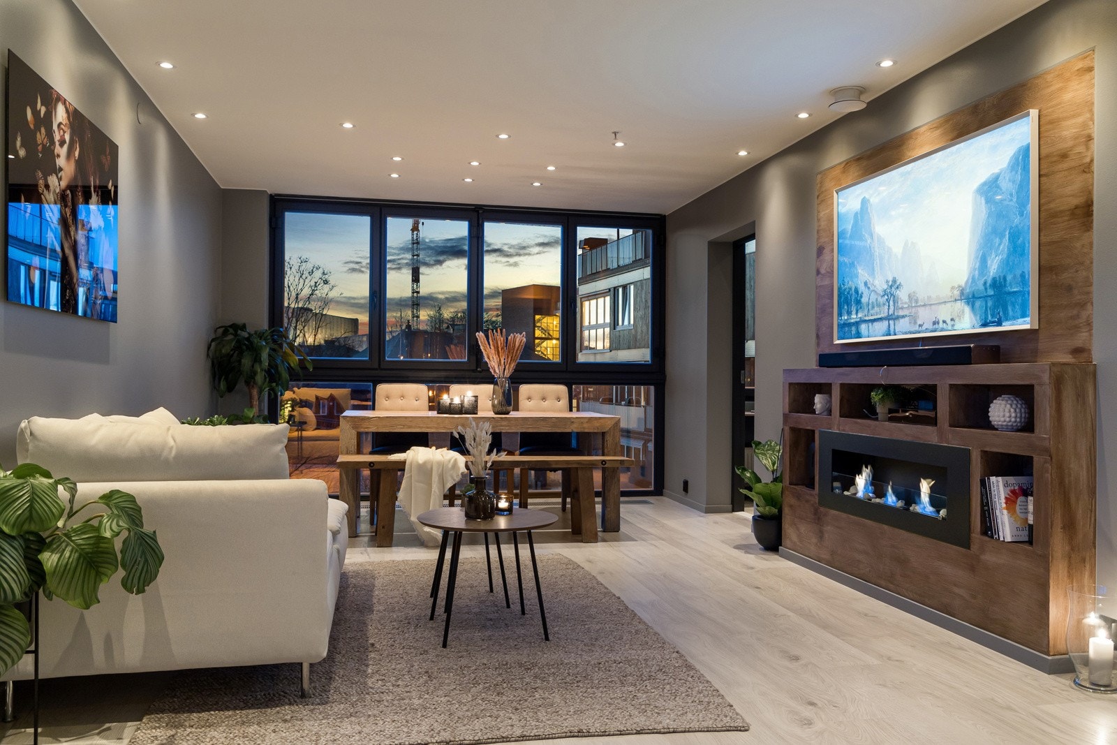 Velkommen inn til boligens stue. God plass til sofamøblement og spisebord. Galleribilde