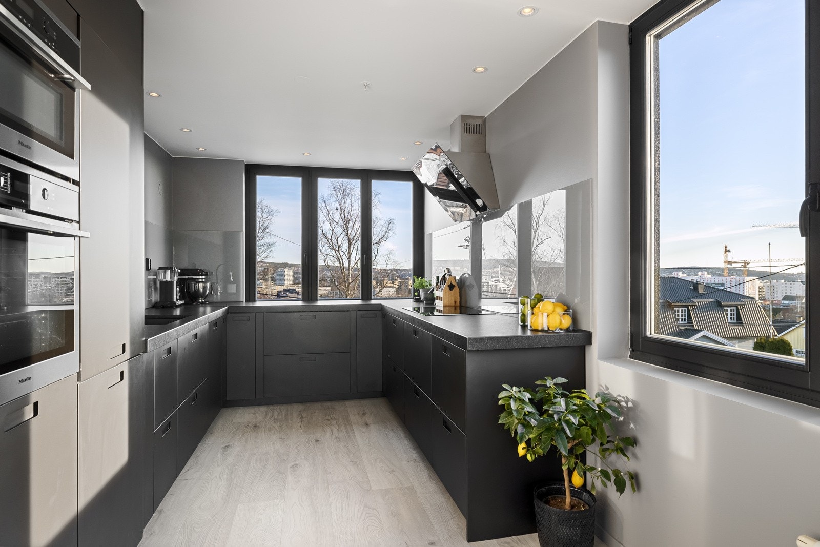 Påkostet kjøkken med hvitevarer fra blant annet kvalitetsleverandøren Miele. Galleribilde