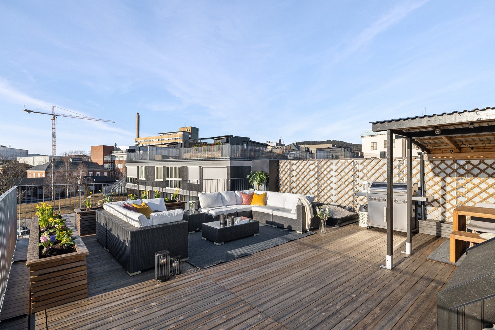 Her har du god plass til å møblere med det du ønsker av utemøblement, grill og det som ellers hører sommeren til. Galleribilde