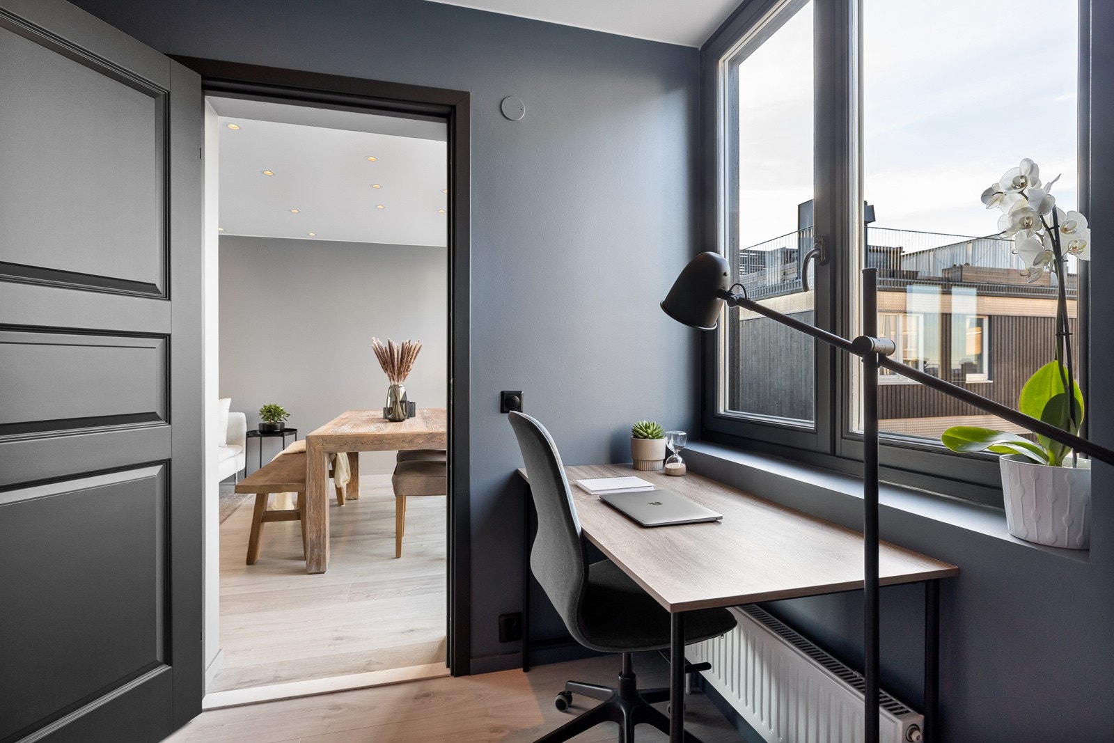 Soverommet vender vest og mot borrettslagets grønne fellesareal. Galleribilde