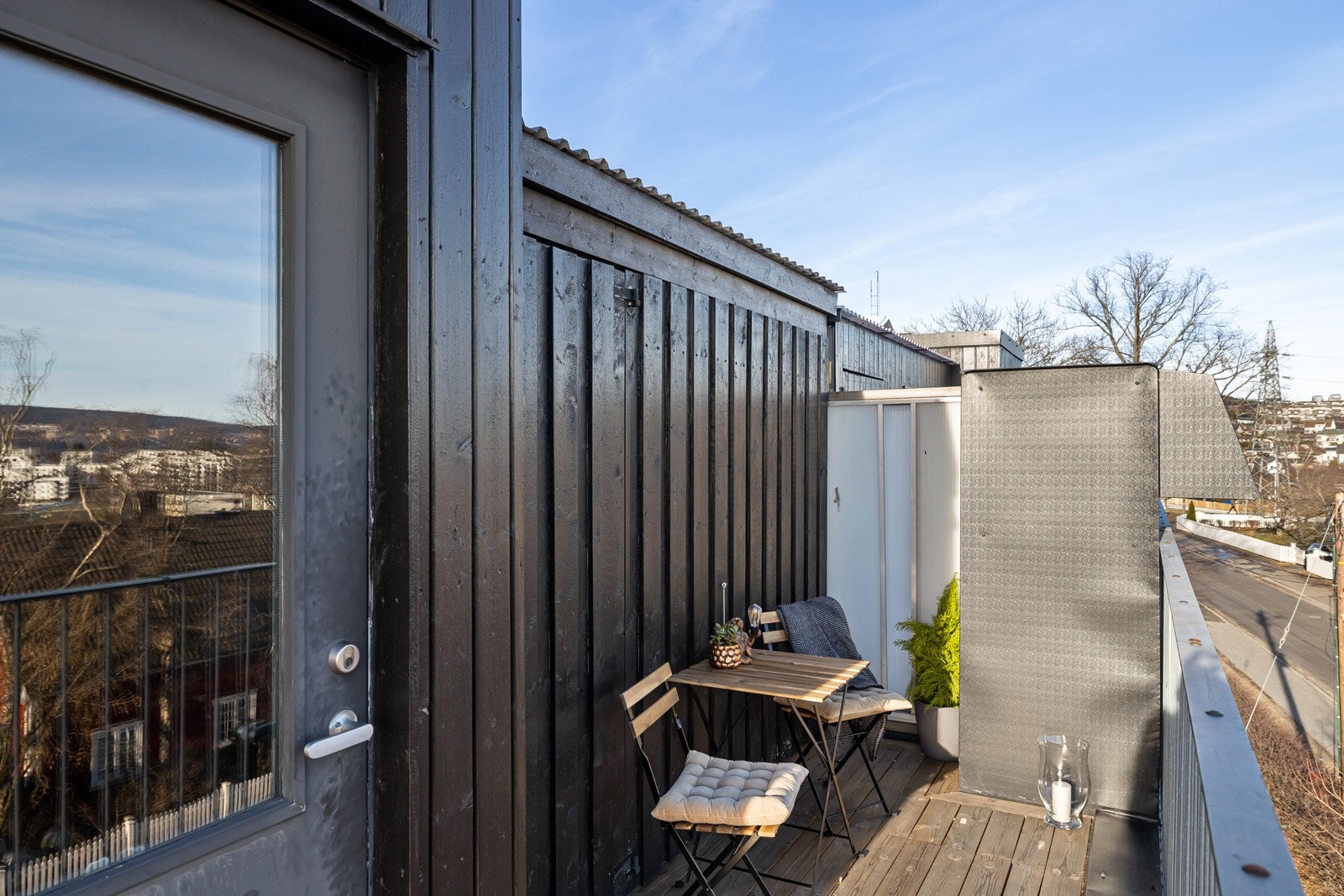 De første solstrålene titter inn på denne delen av terrassen. Galleribilde