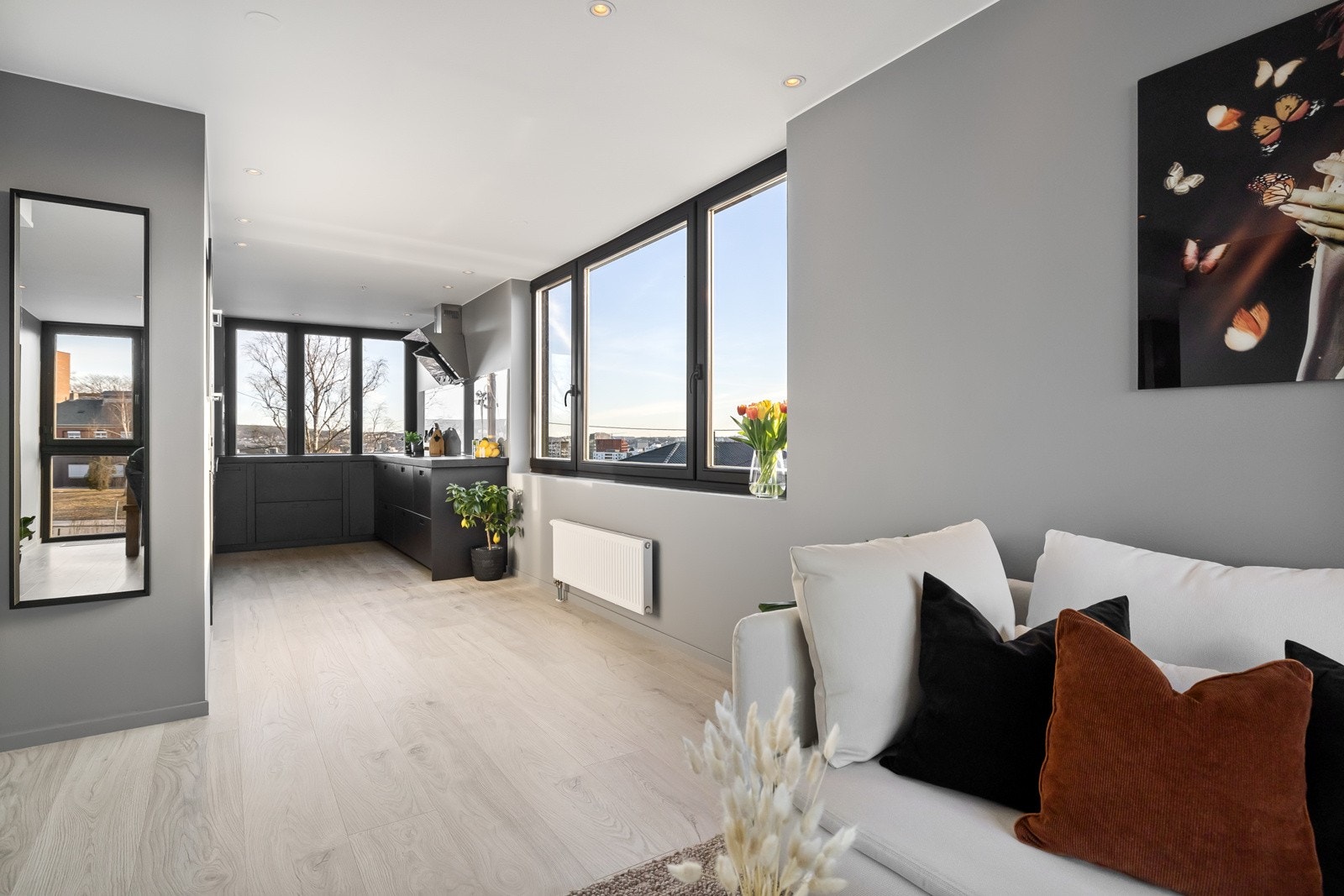 Rommet mellom kjøkken og stue er over 12 meter langt. Dette gjør at man fint kan innrede med spisebord i tilknyttning til kjøkken eller slik som løsningen er i dag. Galleribilde