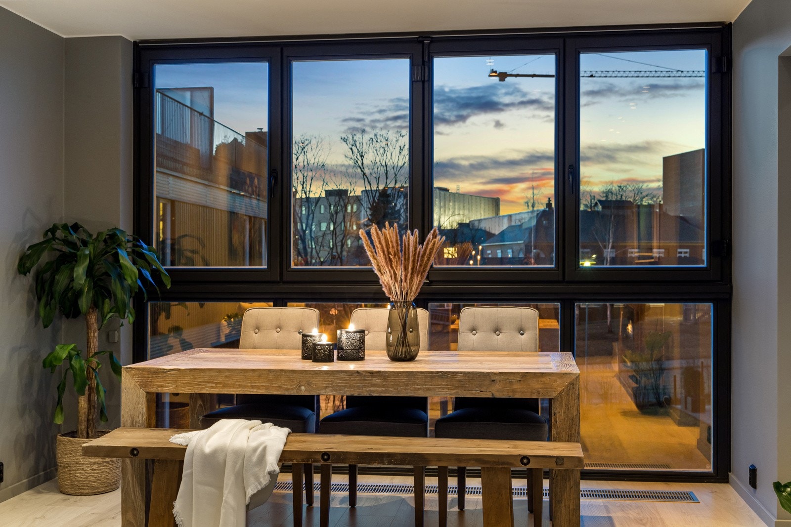 Fra spisestuen har man utsikt mot vest og skjult fjernvarme i gulvet. Galleribilde