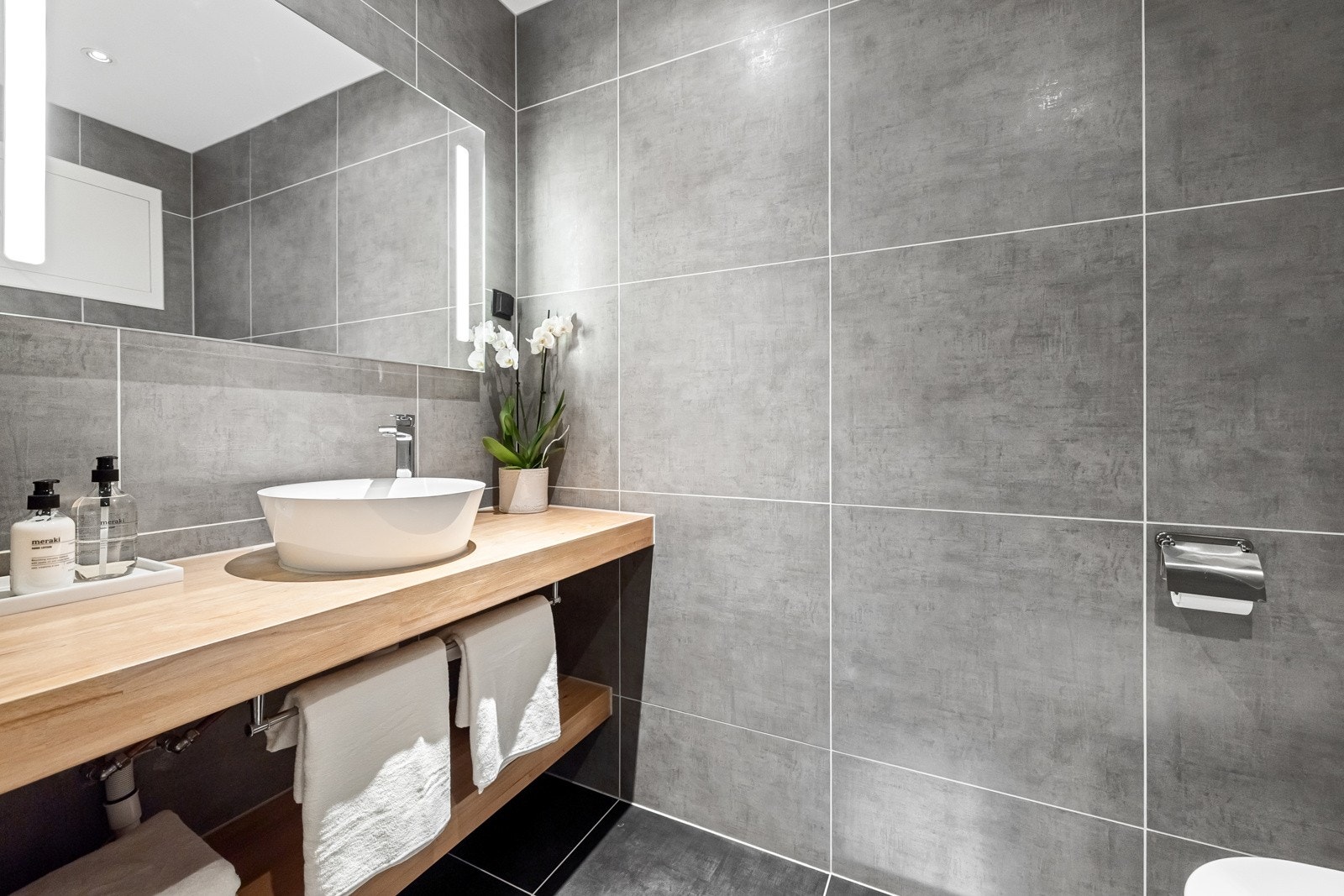 Her får man den gode spafølelsen med delikat plassbygget baderomsinnredning. Galleribilde