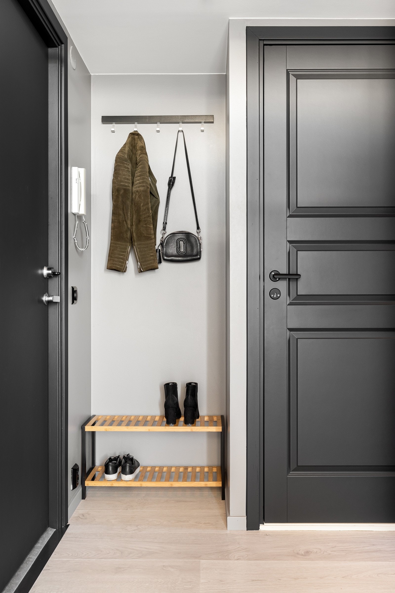 Lekkert inngangsparti med nisje for oppbevaring av klær og sko. Galleribilde