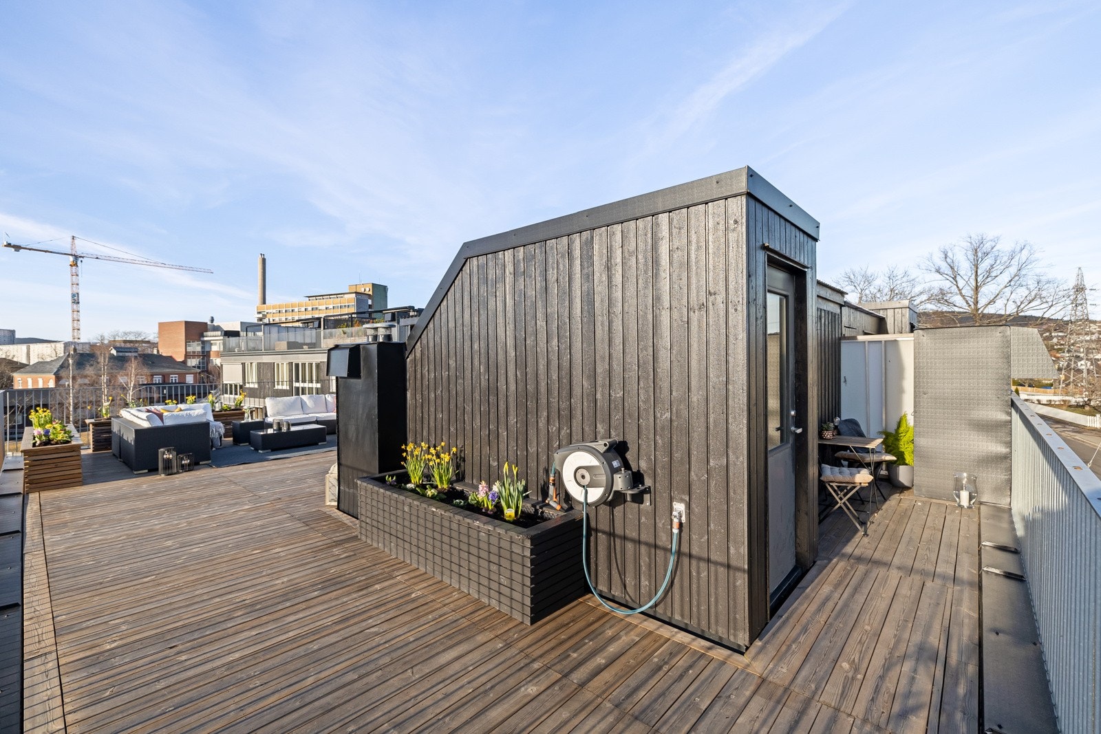 Den gode størrelsen på takterrassen gjør dette til en forlengelse av boligen hele vår- og sommerhalvåret. Galleribilde