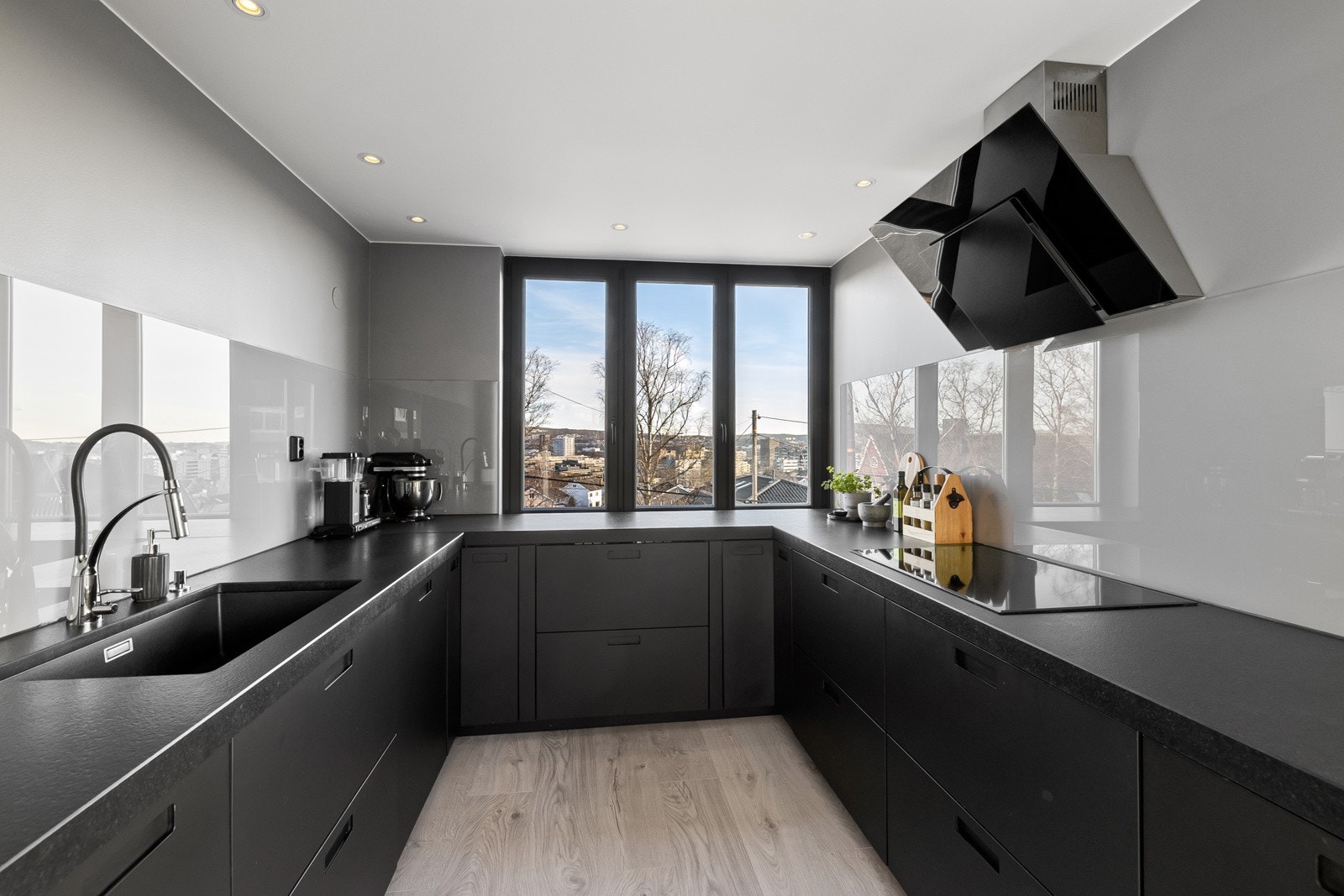 Et flott, arbeidsvennlig kjøkken, hvor hobbykokken kan boltre seg. Galleribilde