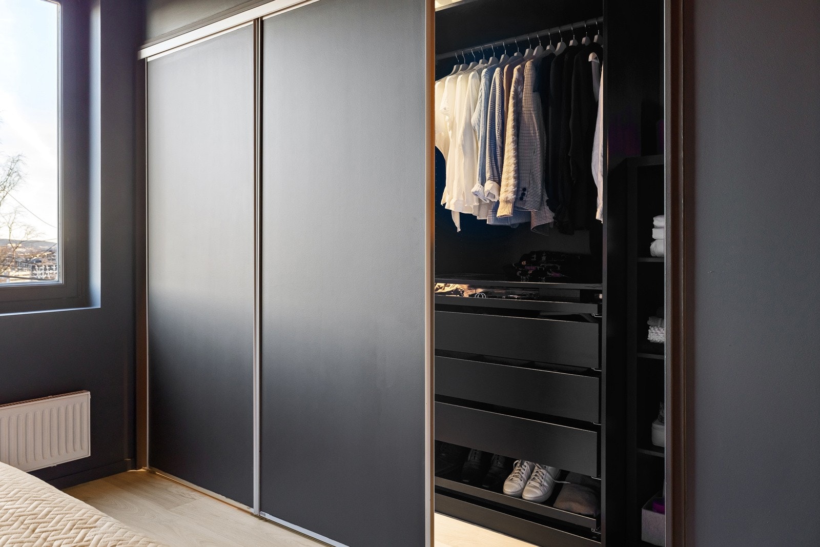 Smart og effektiv skyvedørsgarderobe som også inkluderer "vaskerom" Galleribilde