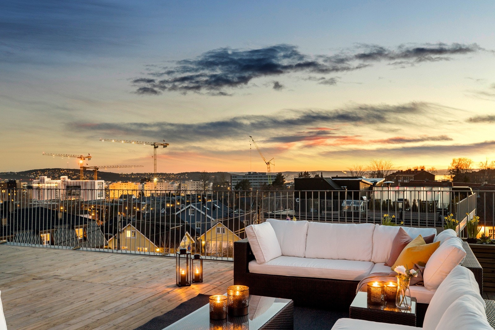 En særdeles lekker og skjermet takterrasse med unike solforhold. Galleribilde