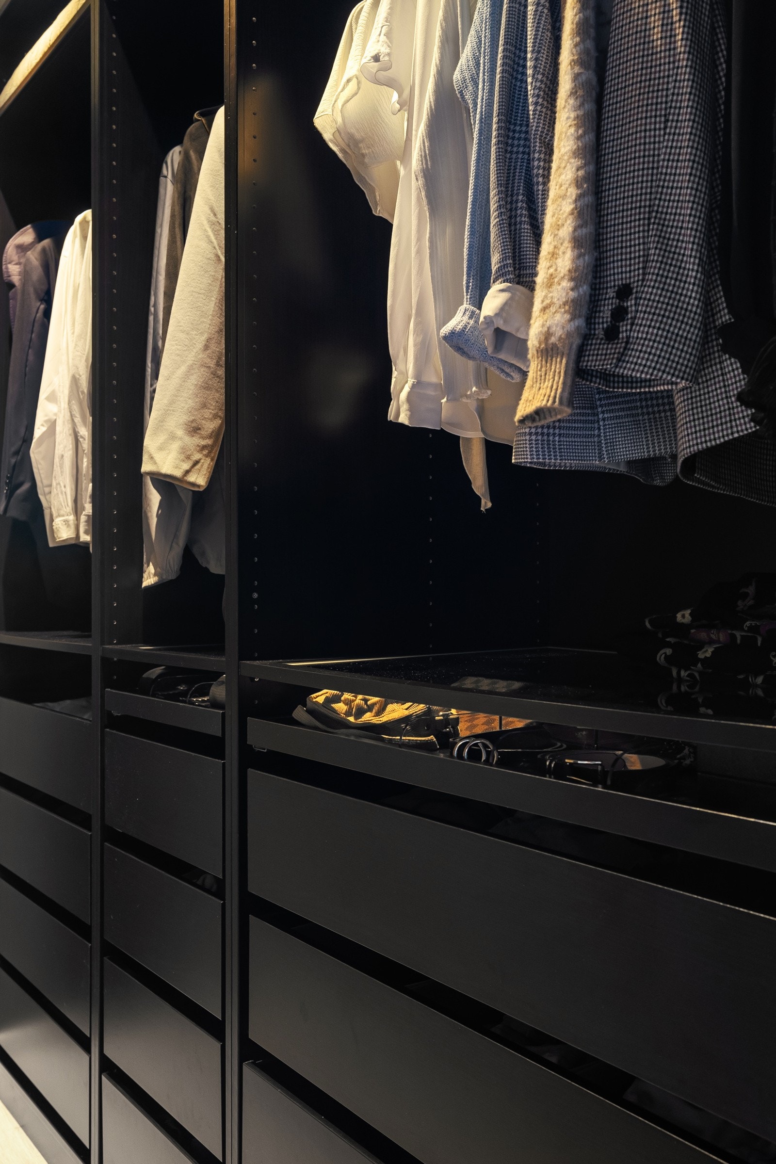 Særdeles god oppbevaring av klær og det man ellers måtte trenge. Galleribilde