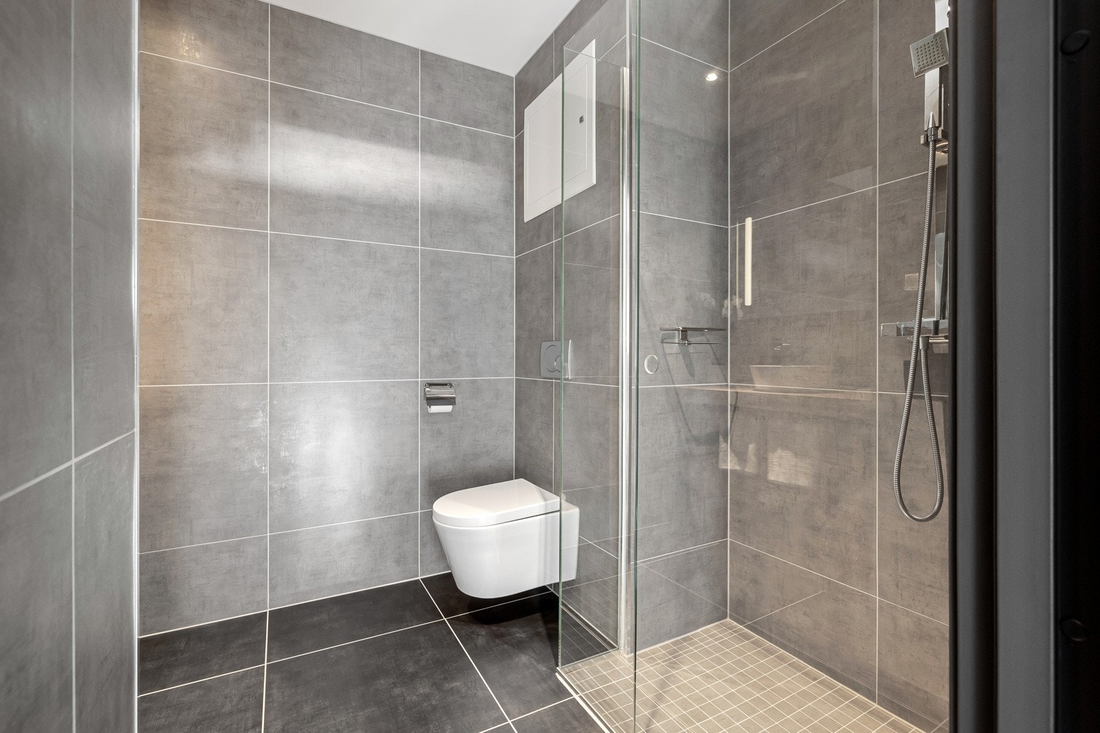 Baderommet har lun gulvvarme og romslig dusj med regnfall. Galleribilde