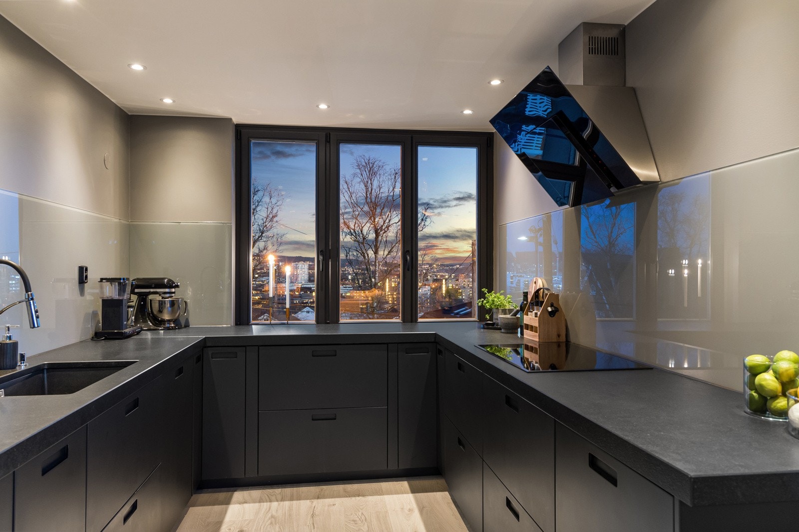 Her har man rikelig med oppbevaringsplass og ikke minst fantastisk utsikt mot syd og øst. Galleribilde