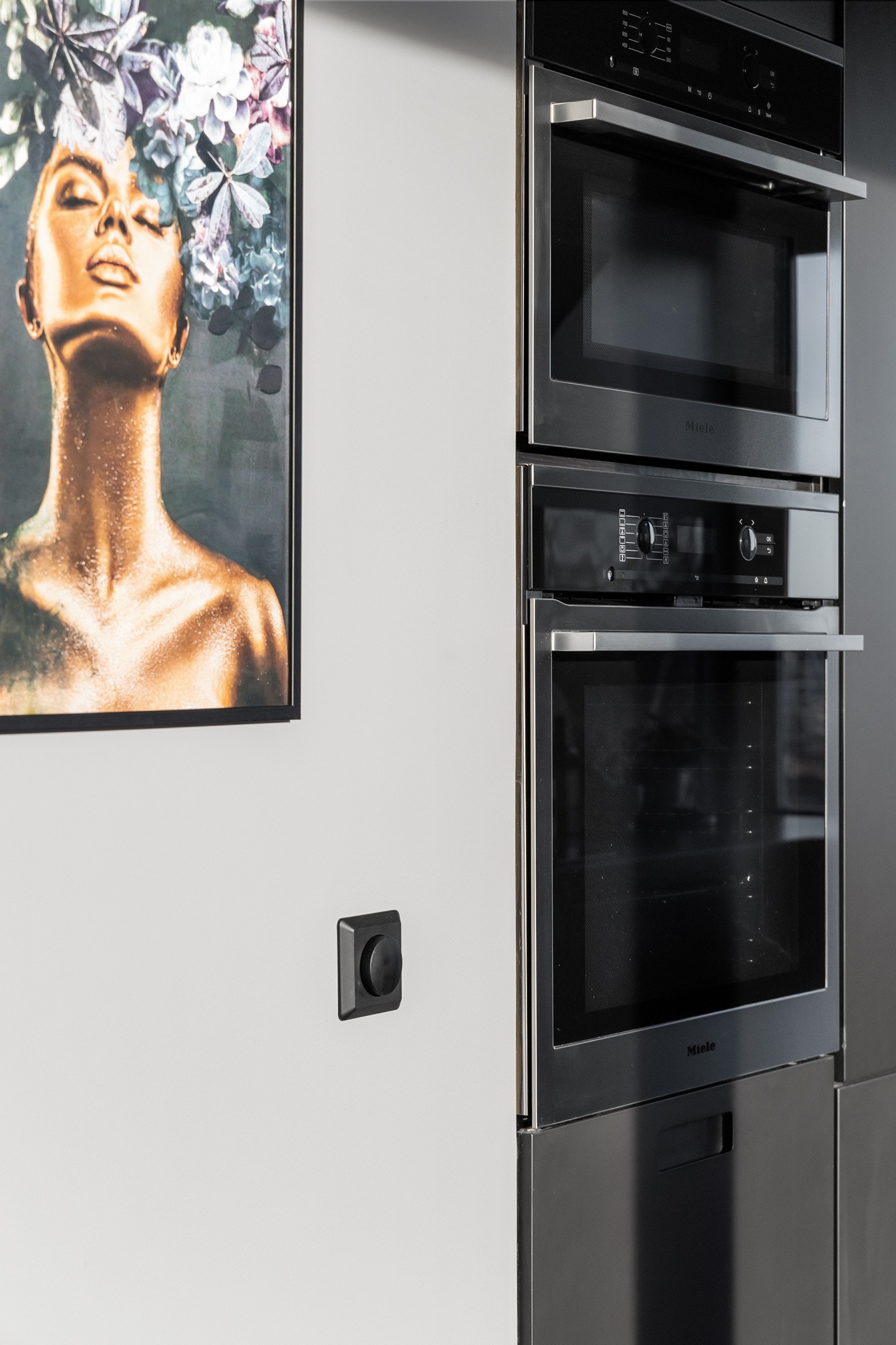 Stekeovn og mikro i god arbeidshøyde. Galleribilde