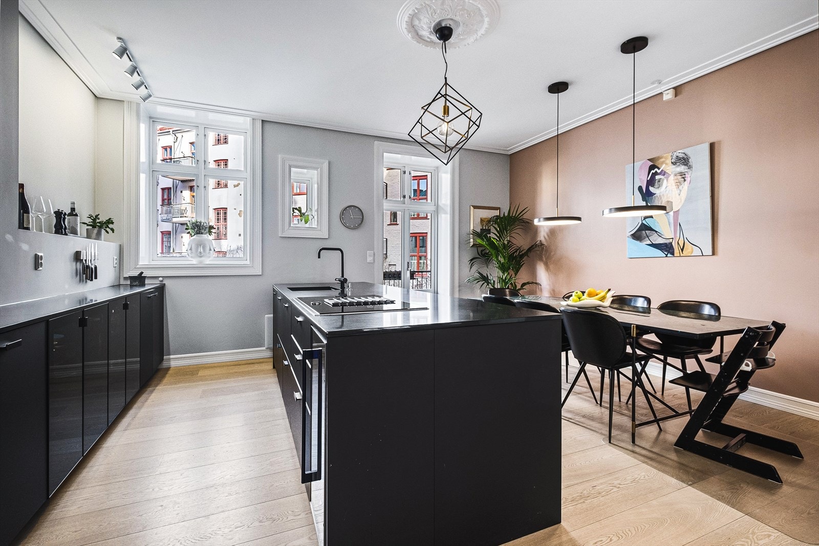 Leiligheten ligger fint til i byggets 2. etg. og inneholder romslig entré, herlig kjøkken, lun stue, to soverom og et fantastisk bad. Galleribilde