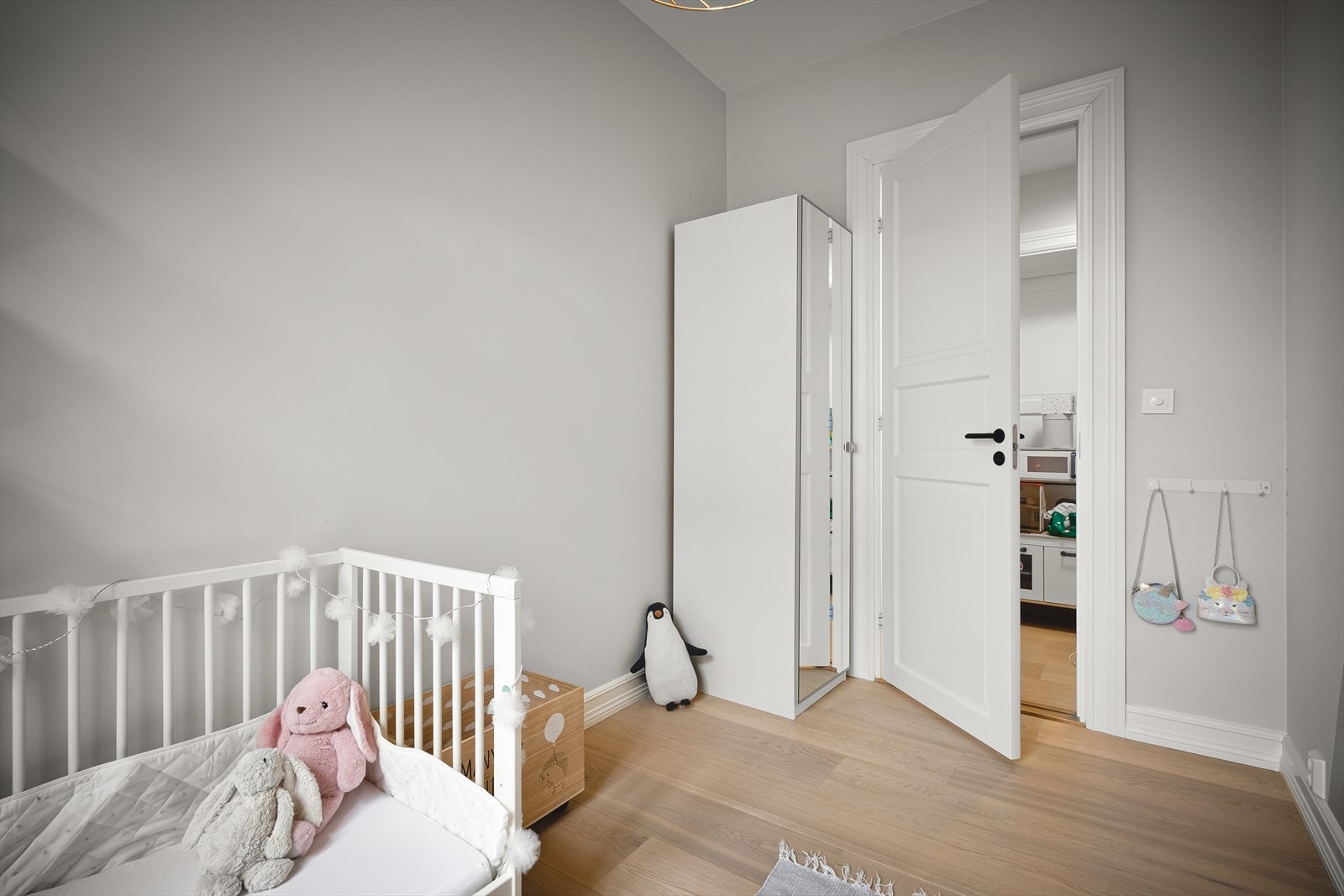 Her er det plass til seng, skap og kontorpult. Galleribilde