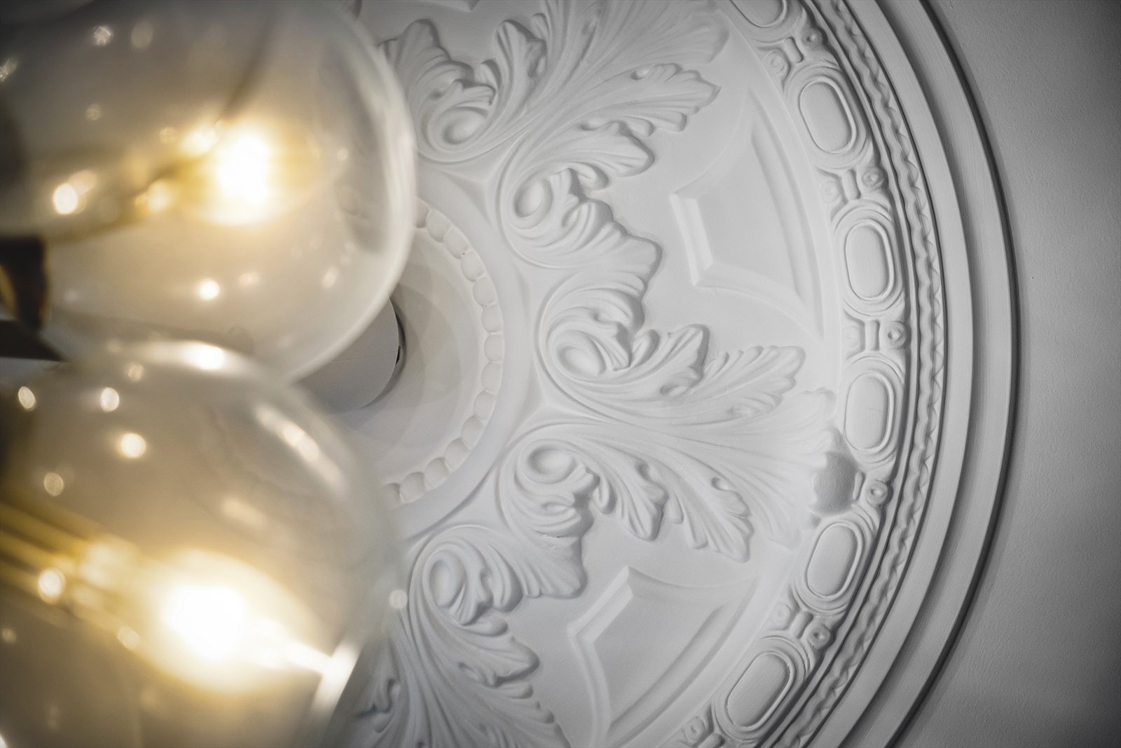 Flotte, klassiske detaljer med rosett og stukkatur. Galleribilde