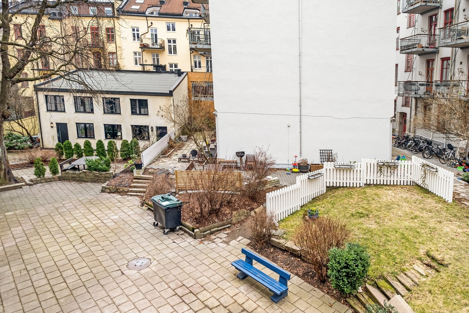 På vår og sommerstid står det flere sittegrupper ute, det er rikelig med blomster, grønt og frodig. Galleribilde