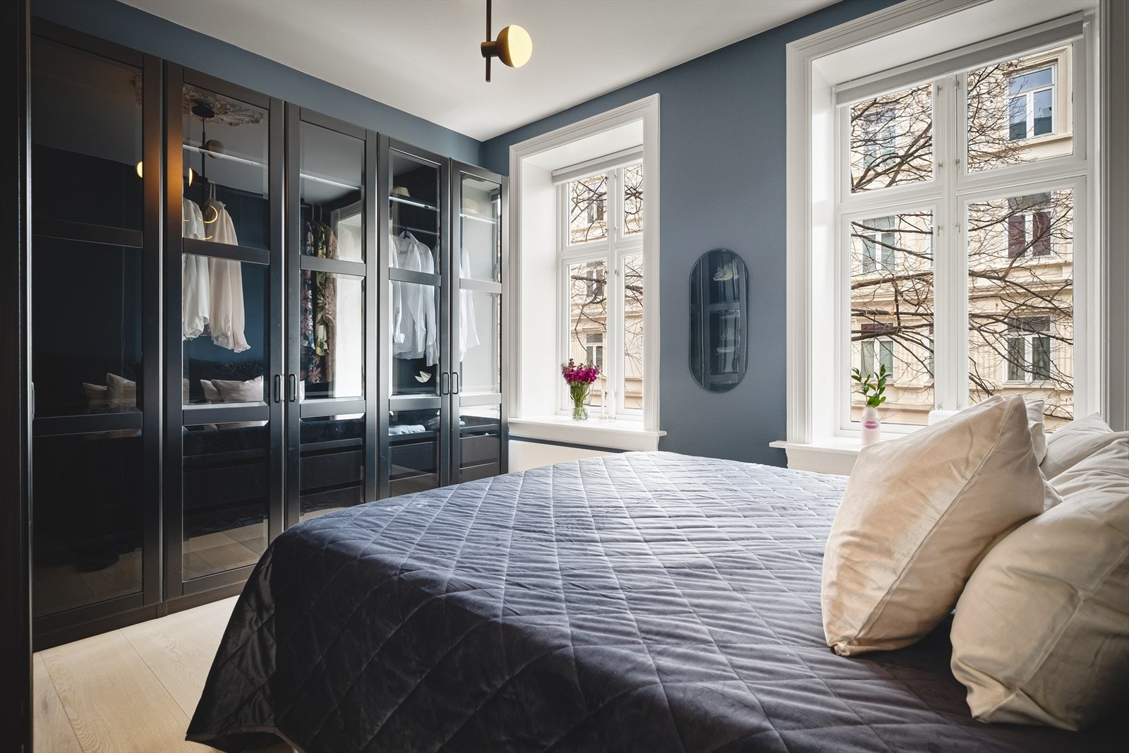 På hovedsoverommet er det god plass til dobbeltseng, nattbord og garderobeskap. Galleribilde