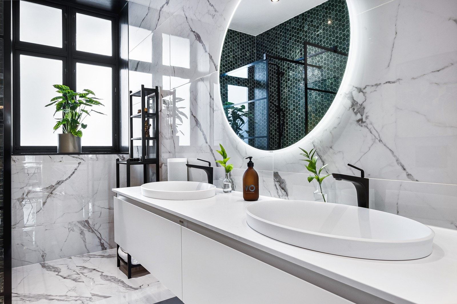 Stilsikker innredning fra Vedum og fine detaljer med eksempelvis snekkerbygde skuffer og innebygd vaskenisje med opplegg til både vaskemaskin og tørketrommel. Galleribilde