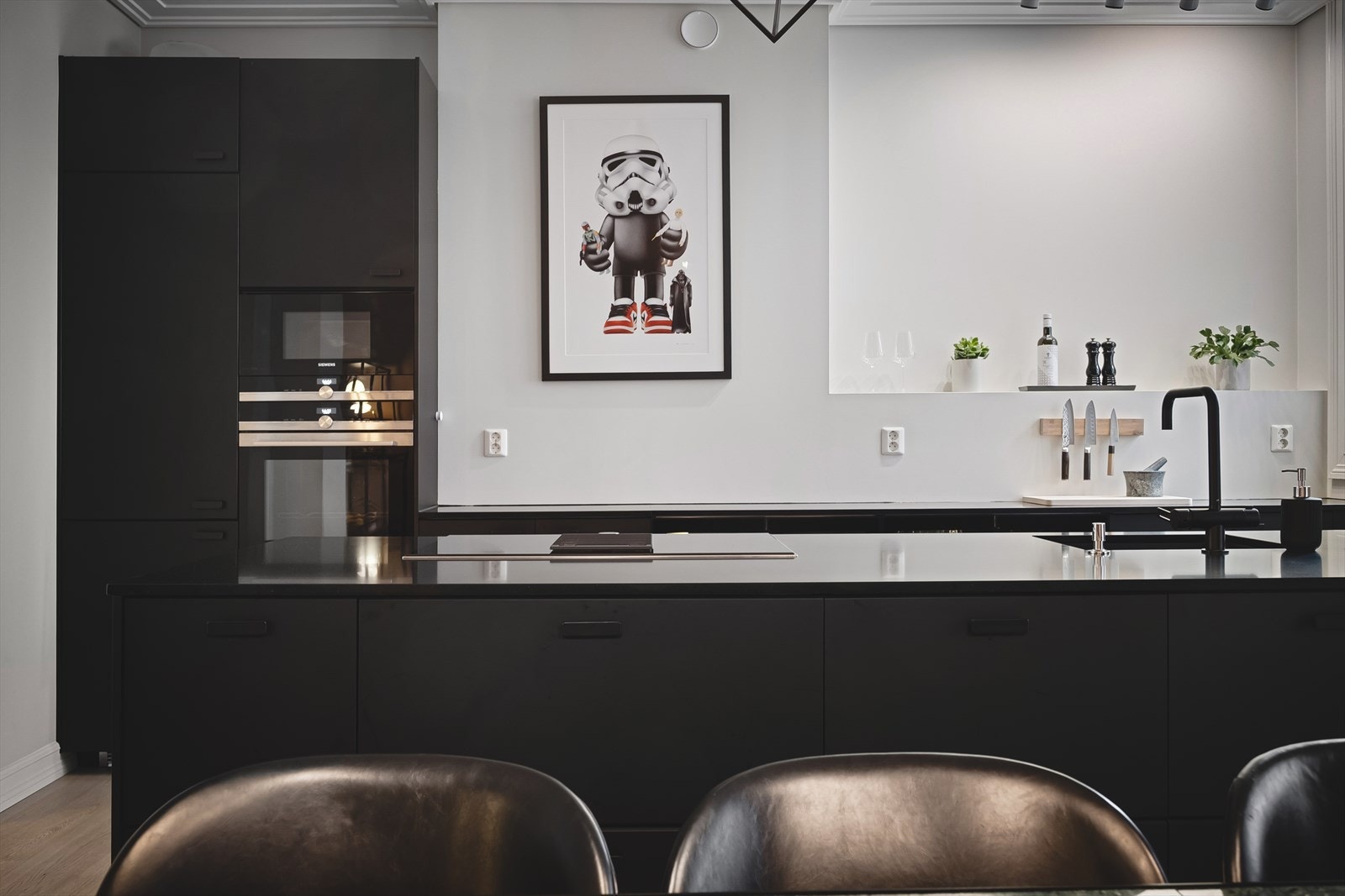 Tidsmessig innredning fra 2018 med glatte fronter og benkeplate i Silestone kompositt. Galleribilde