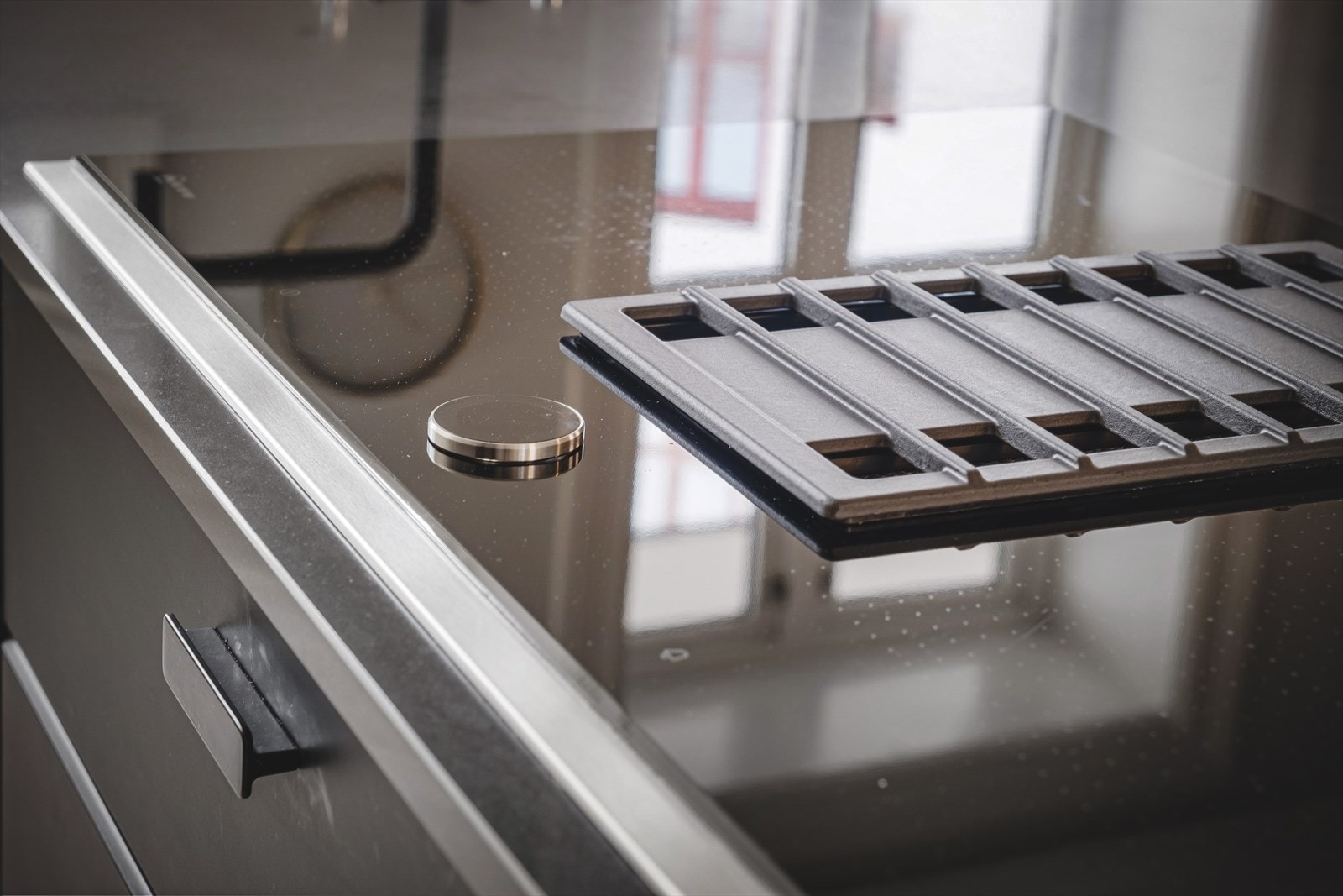 Påkostede hvitevarer av god kvalitet, blant annet Neff induksjonsplate med integrert ventilator, Siemens dampovn, mikrobølgeovn og oppvaskmaskin, Miele kombinert kjøl/frys i høyskap, vinskap. Galleribilde