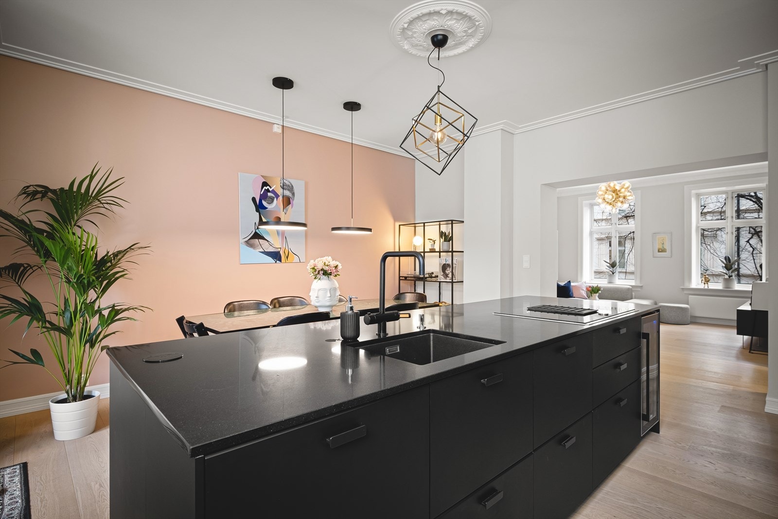 Kjøkken fra Ikea med masse lagringsplass og god plass til matlaging. Galleribilde