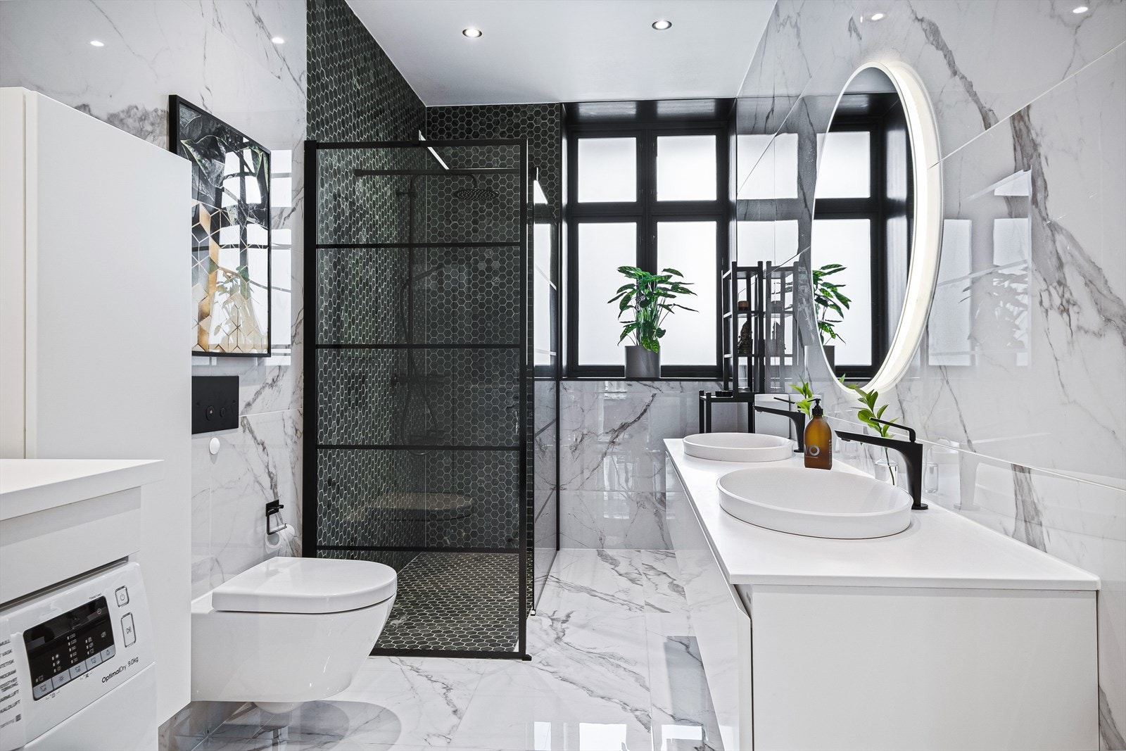 Lekkert baderom pusset opp i 2018 med moderne fliser, naturstein (marmor) i dusj og varmekabler. Galleribilde