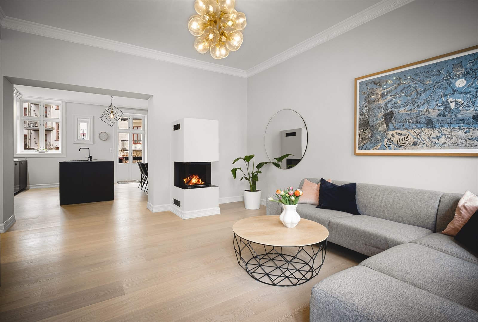 Åpent mellom kjøkkenet og stuen som sikrer godt lys i flere himmelretninger. Galleribilde