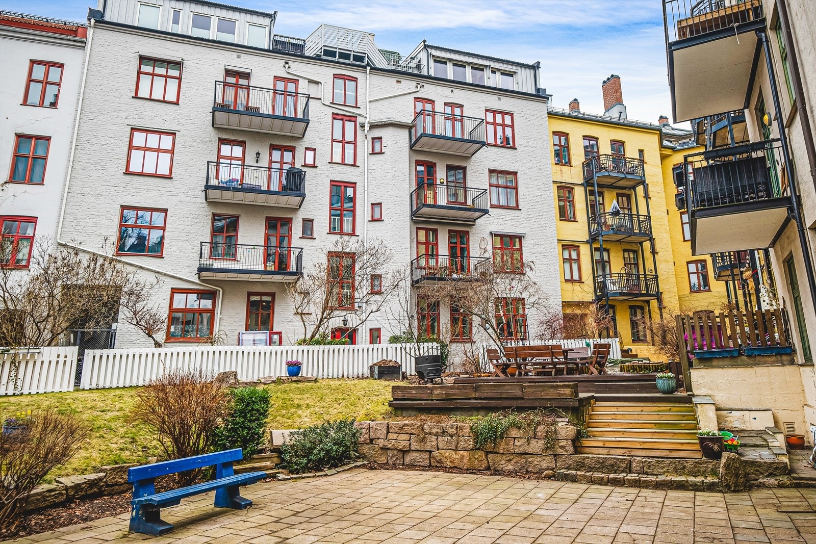 Svært koselig og lukket bakgård opparbeidet med plen, brostein, platting, sittegrupper og frodig beplantning. Galleribilde