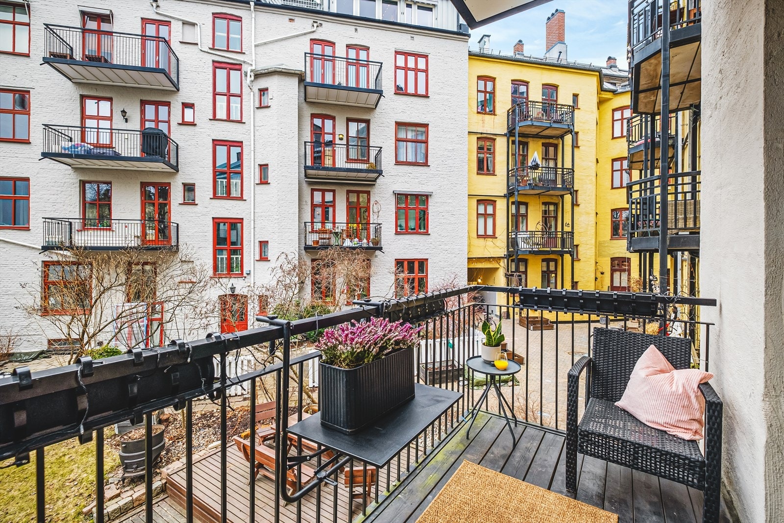 Balkongen vender mot frodig og idyllisk bakgård. Galleribilde