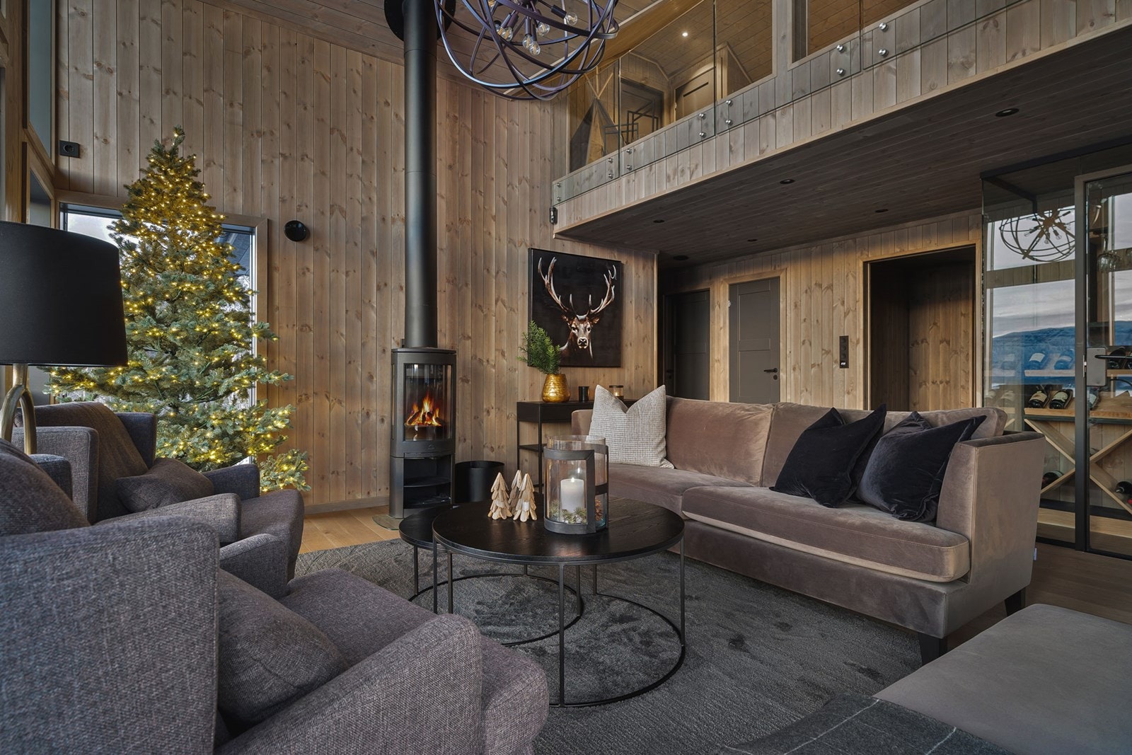 Illustrasjonsbilde stue mot hems. Glassrekkverk i front mot stue. Galleribilde