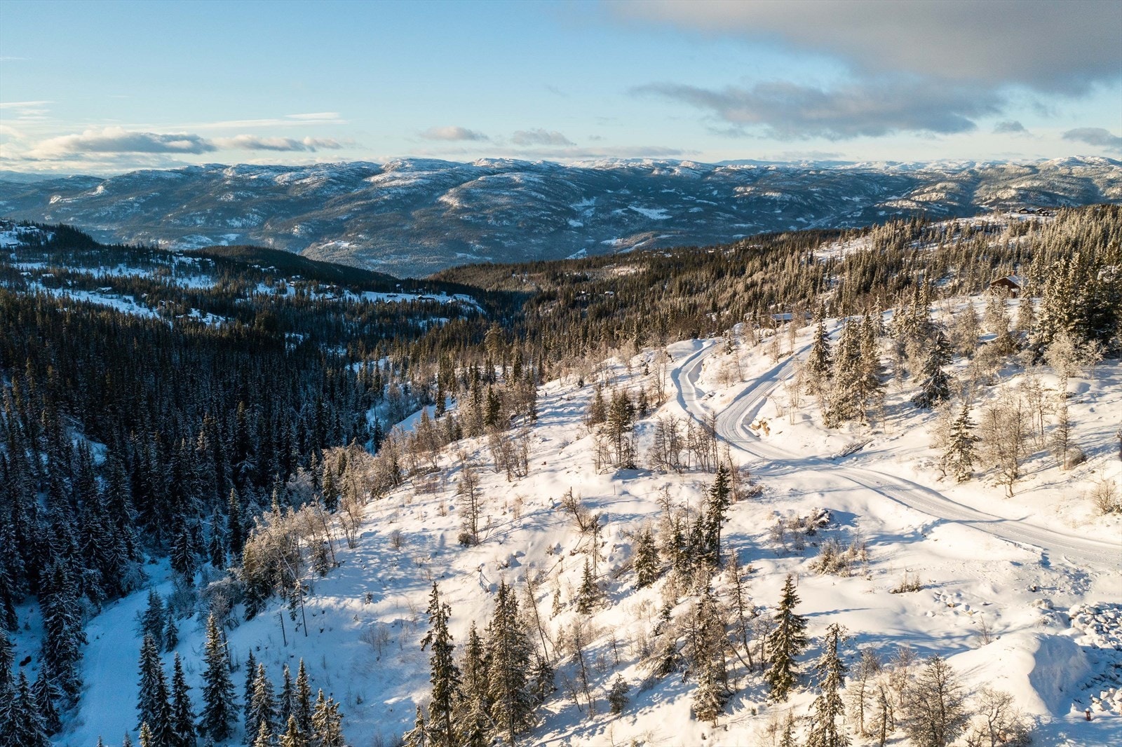Du befinner deg i høyfjellsterreng, ca. 900 m.o.h., utsikten fortjener panoramabetegnelsen så det holder! Galleribilde