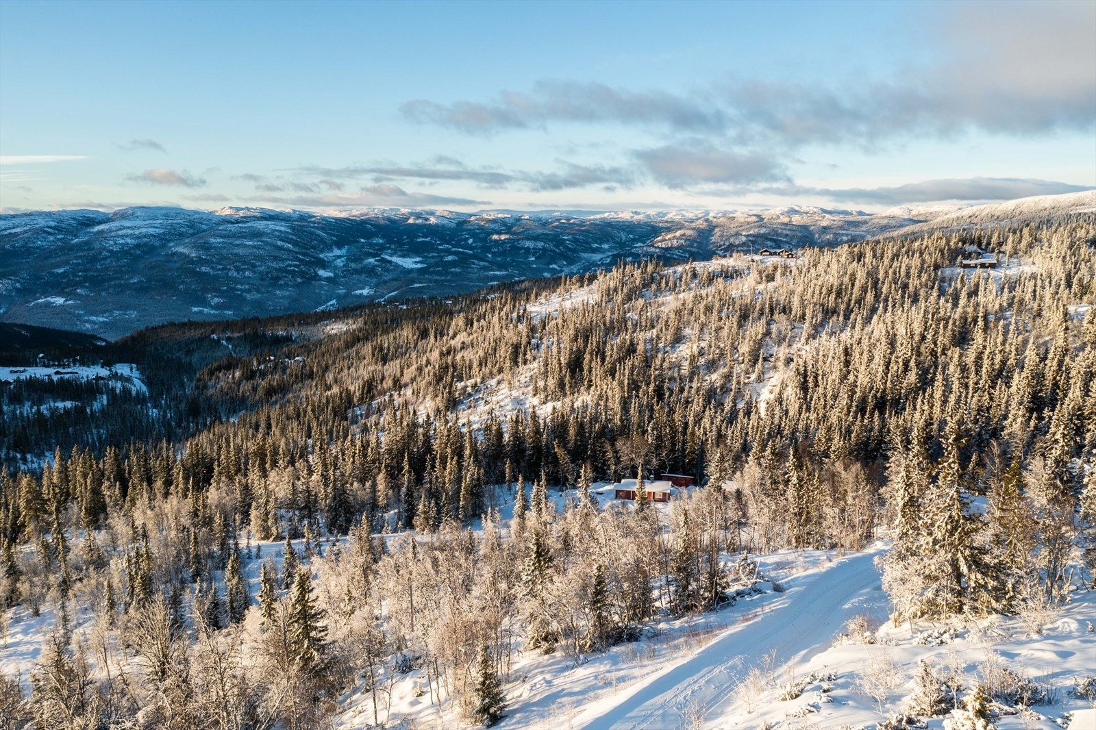 Fra Høgevarde-toppen som er et populært turmål fra Tempelseter kan man på en klar dag, se Tryvannstårnet i sørøst og Hallingskarvet i nordvest du skuer faktisk ut over 1/6 av vårt kjære fedreland! Galleribilde