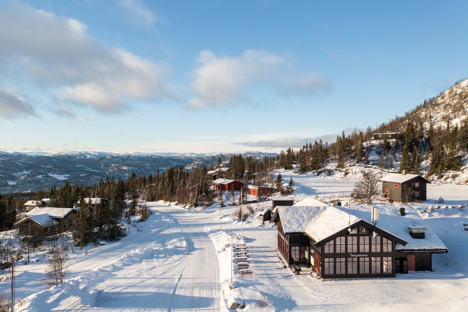 Stua er ett populært samlingssted for hyttefolket. Her kan man nyte en god middag i hyggelige omgivelser. Galleribilde