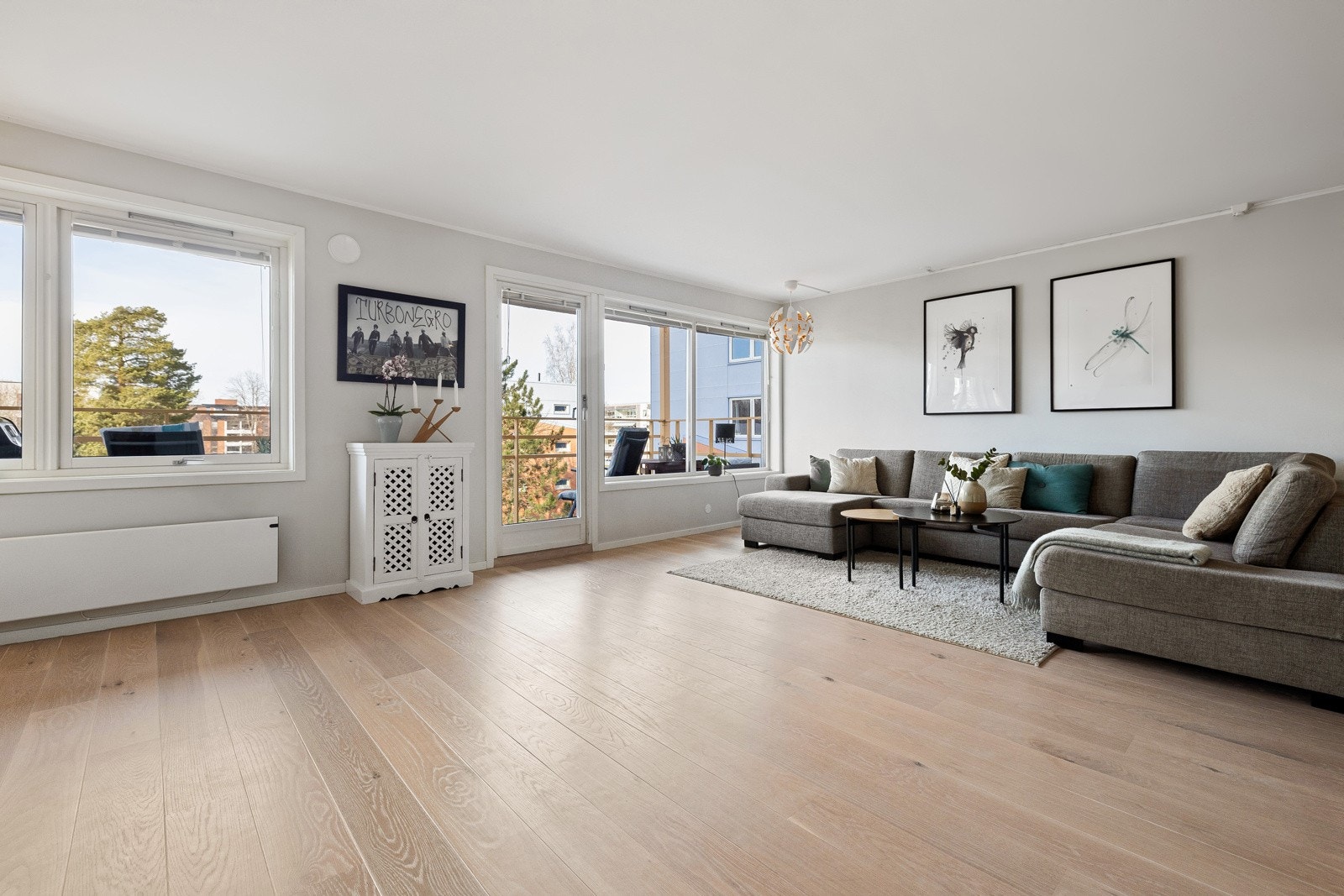 Alle rommene har store vindusflater som sørger for rikelig med naturlig lys. Galleribilde