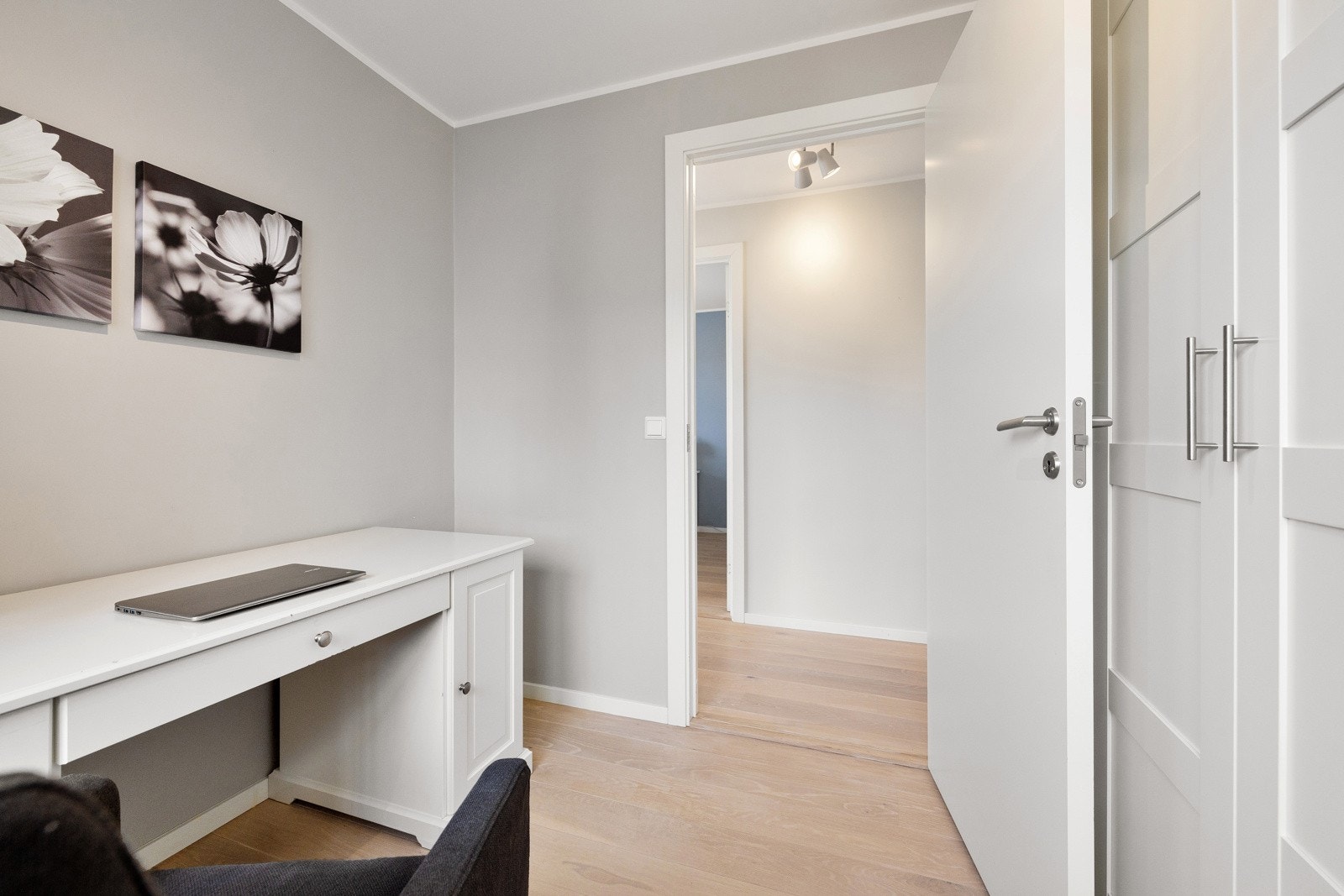 Rommet har godt med skapplass. Galleribilde