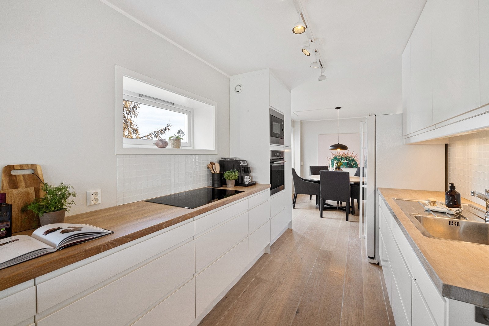 Kjøkkenet er utstyrt med integrerte hvitevarer som induksjonstopp, komfyr og mikro. Mikro ble montert ny i 2018. Frittstående side by side kjøleskap med fryser som medfølger. Galleribilde