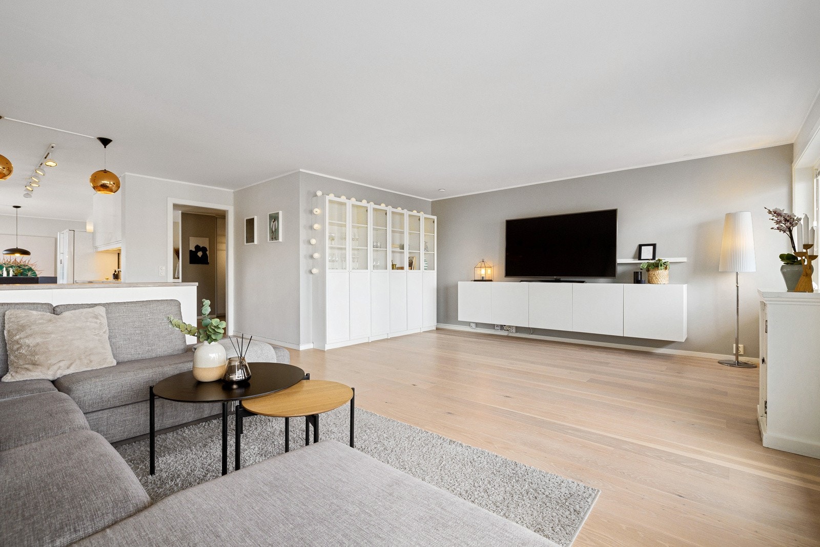 Stuen er malt i lyse og tidsriktige farger, og gulvflater belagt med eikeparkett fra 2013, slipt og lakkert med hvitpigmentering i alle rom i 2017. Galleribilde