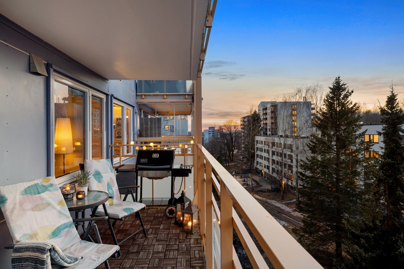 På balkongen er det god plass til utemøblement og gassgrill kan benyttes. Galleribilde