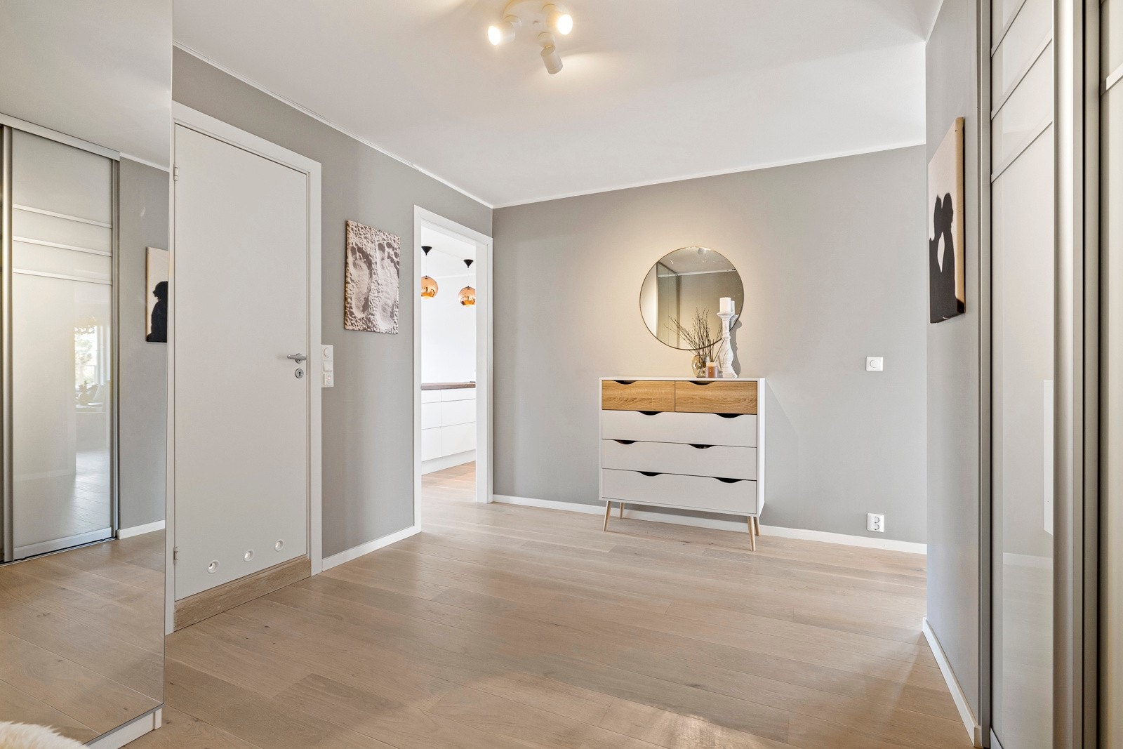 Romslig entré/hall med adkomst til leilighetens andre baderom. Galleribilde