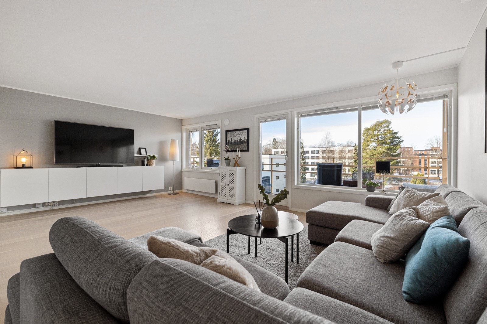 Stuen har god plass til større sofagruppe og øvrig møblement. Galleribilde