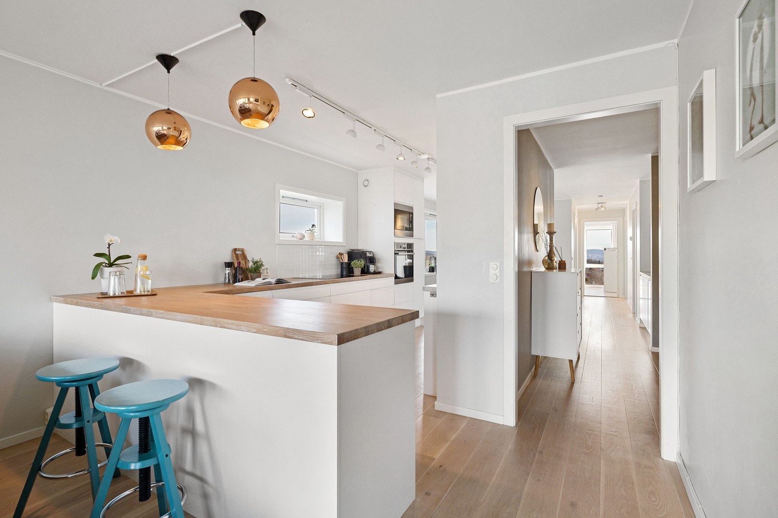 Leiligheten har vindusflater på tre sider. Galleribilde