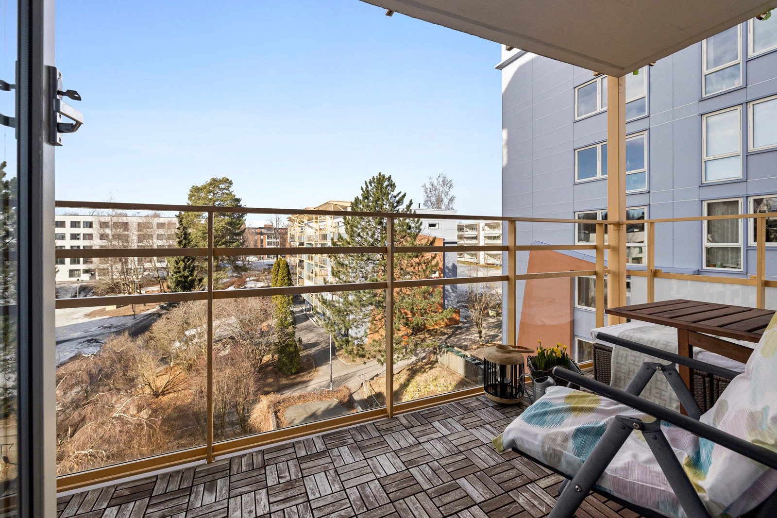 Fra stuen er det utgang til den vestvendte balkongen. Galleribilde