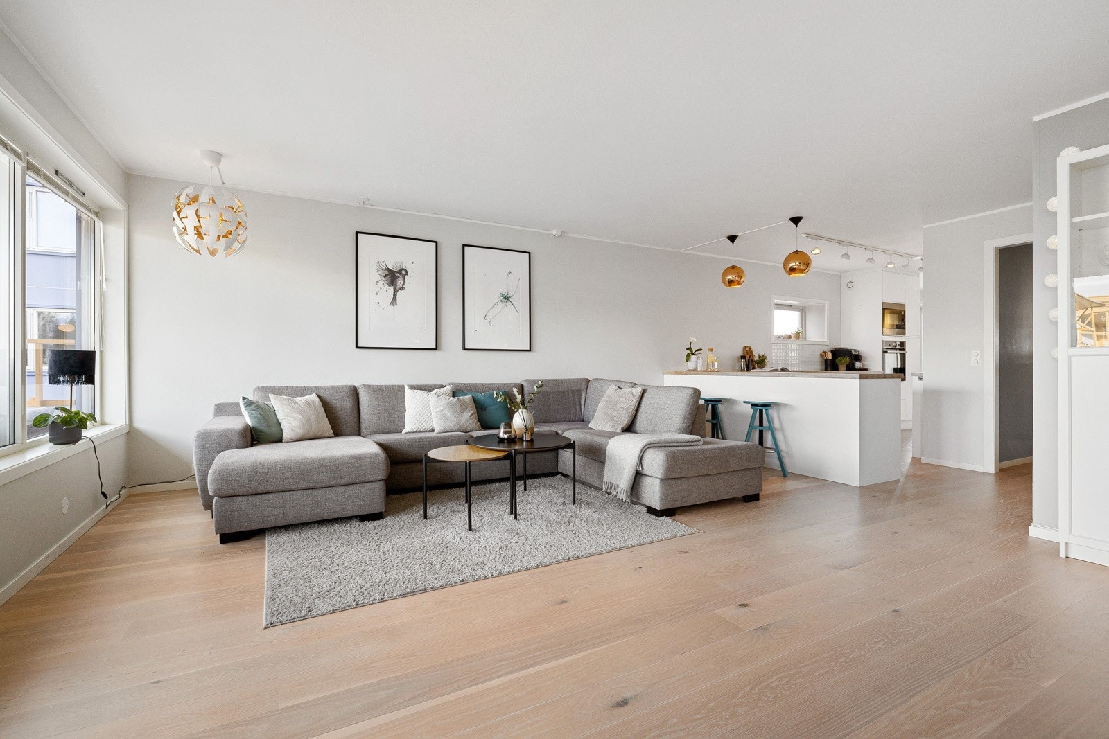 Lys og gjennomgående 4-roms leilighet med romslig planløsning. Galleribilde